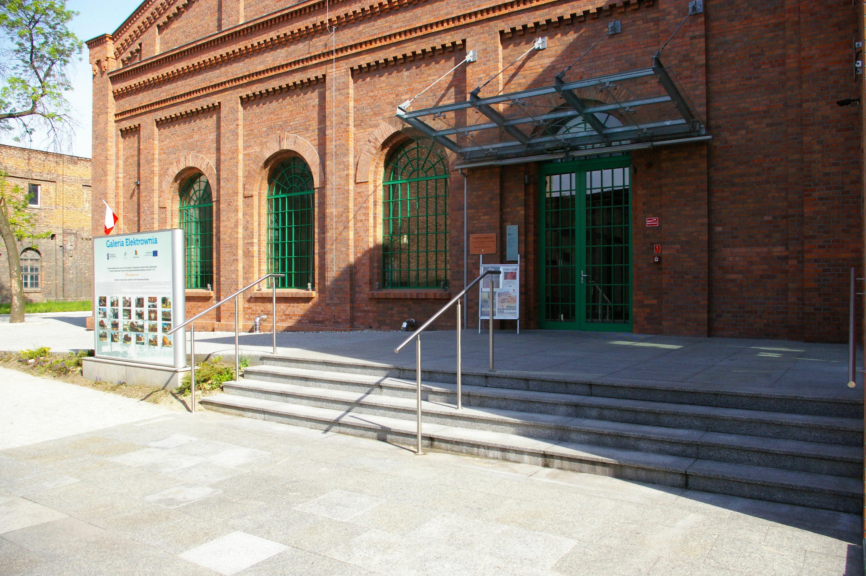Wejście główne do Galerii Sztuki Współczesnej ELEKTROWNIA w Czeladzi.