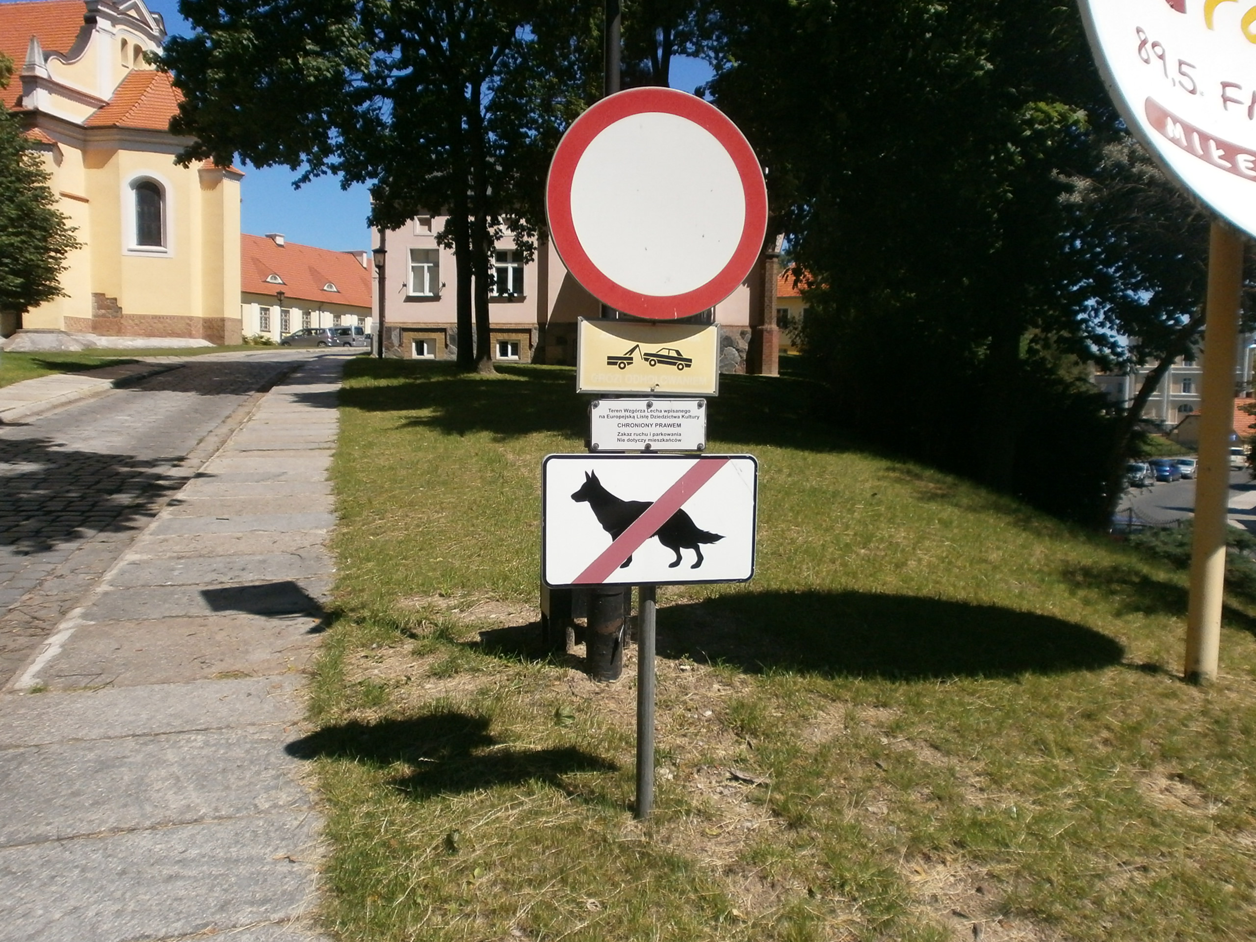 znak zakazujący wstępu psom na Wzgórze Lecha (od strony katedry)