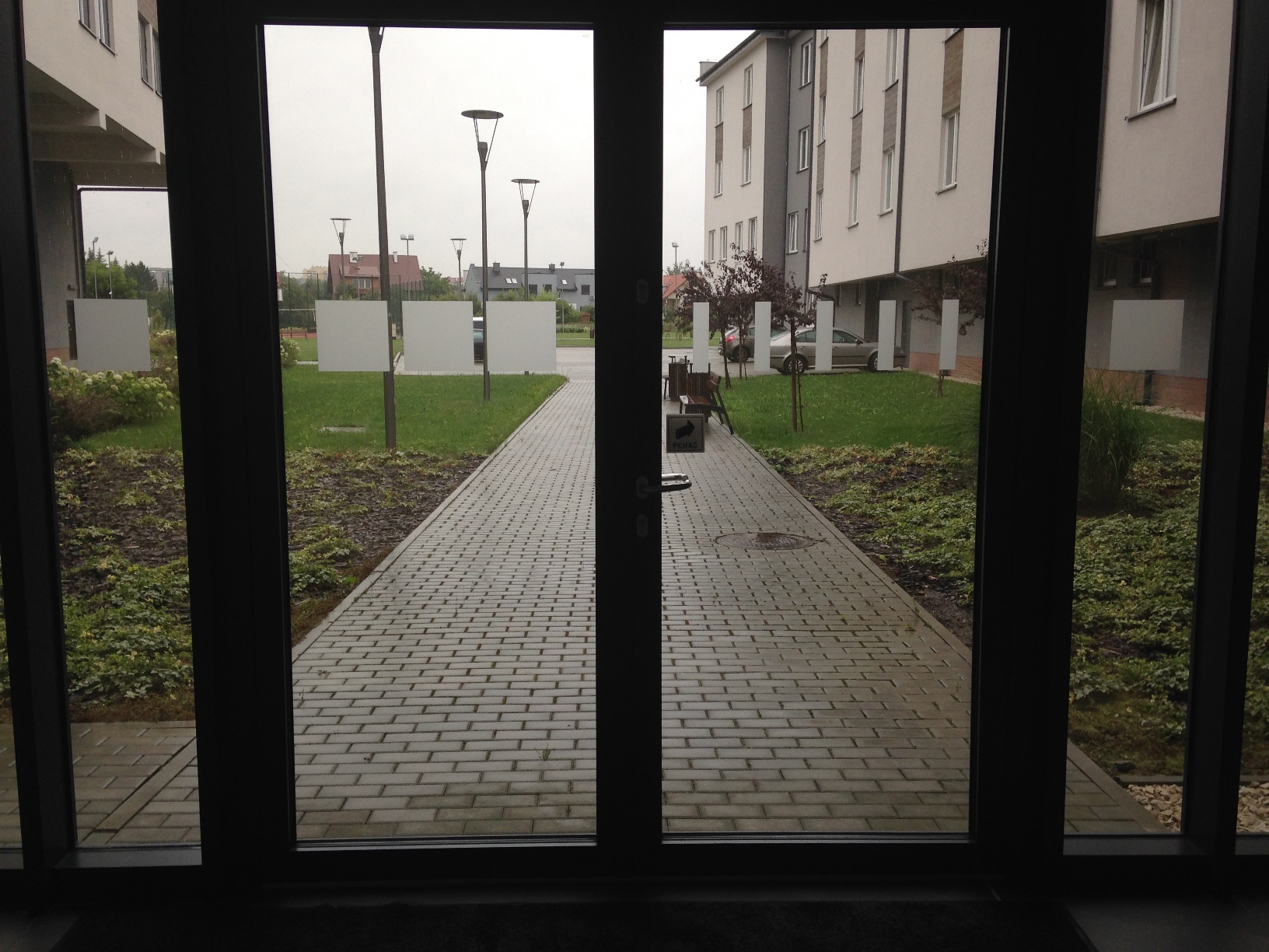 Drzwi wejściowe do budynku na poziomie 0 - specjalne wejście dla osób na wózkach inwalidzkich 