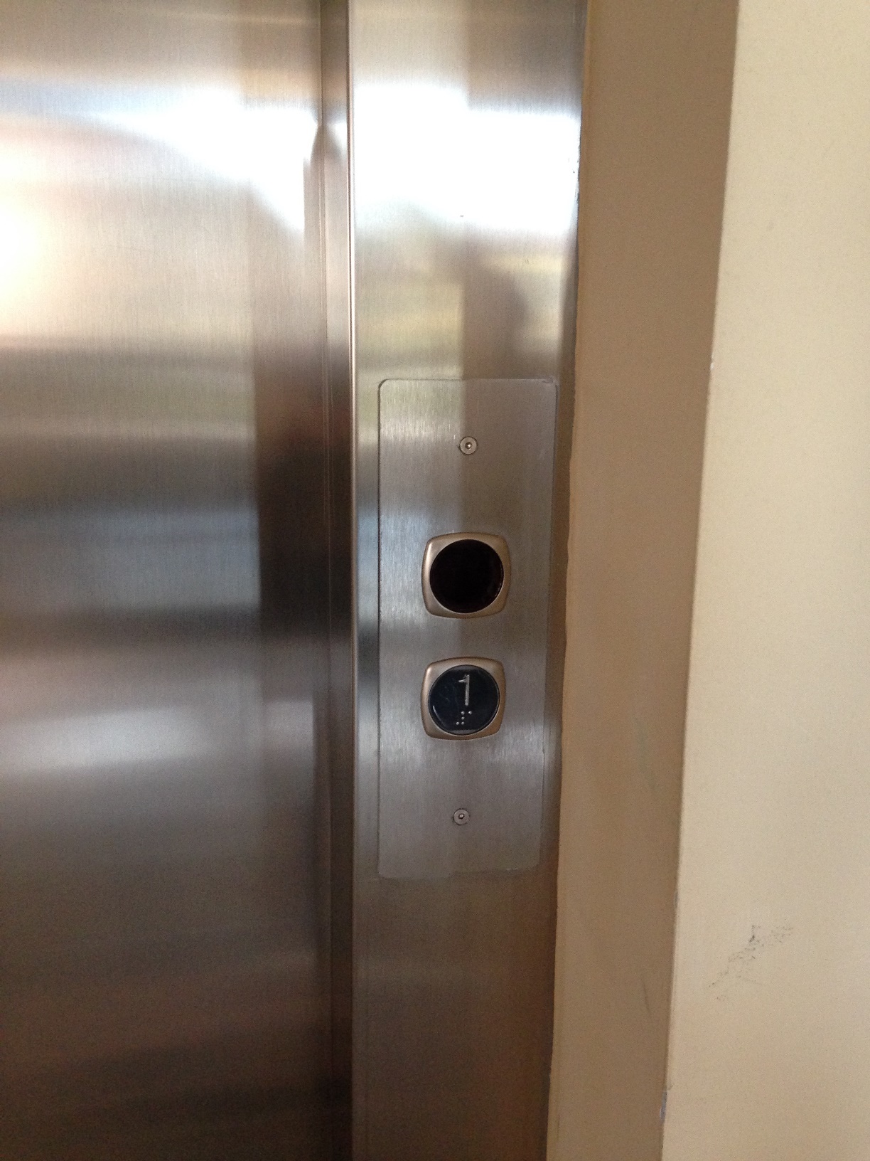 Przycisk przyzywający windę z informacją w języku Braille'a