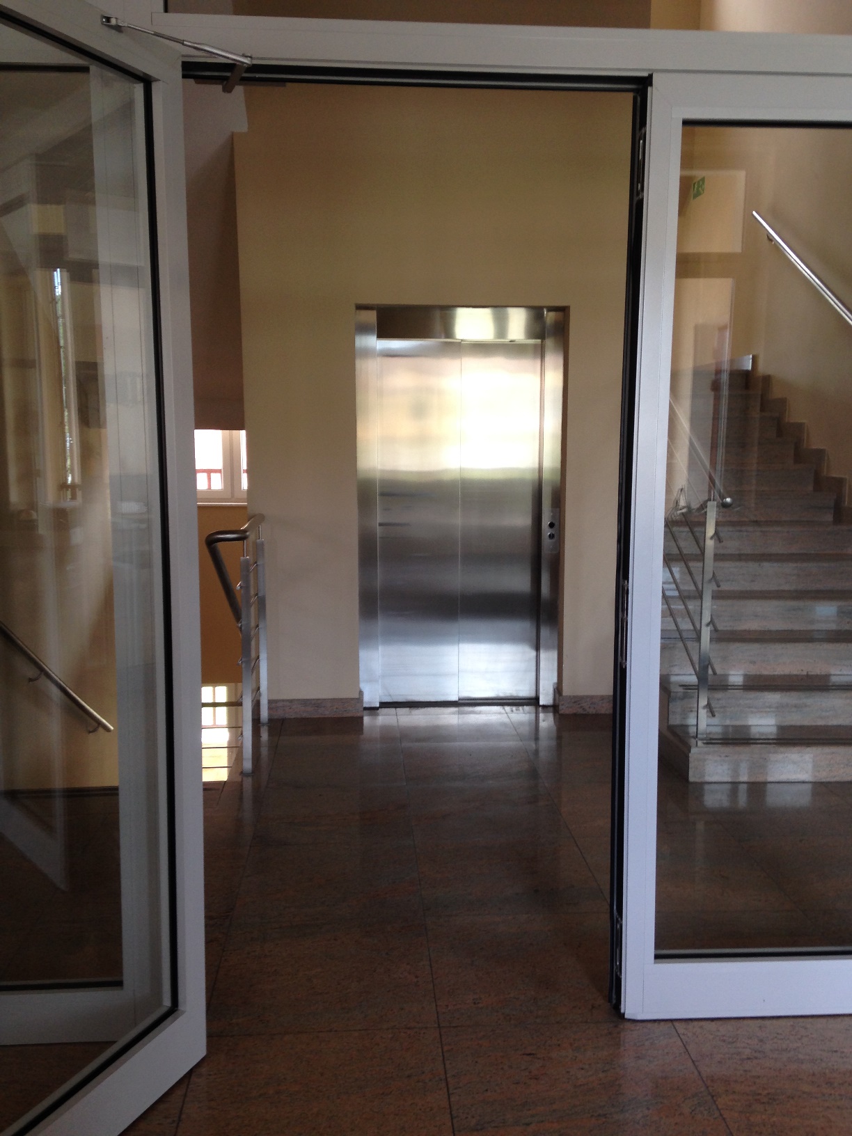 Klatka  schodowa - drzwi prowadzące do korytarza - dwuskrzydłowe - szer. 185 cm