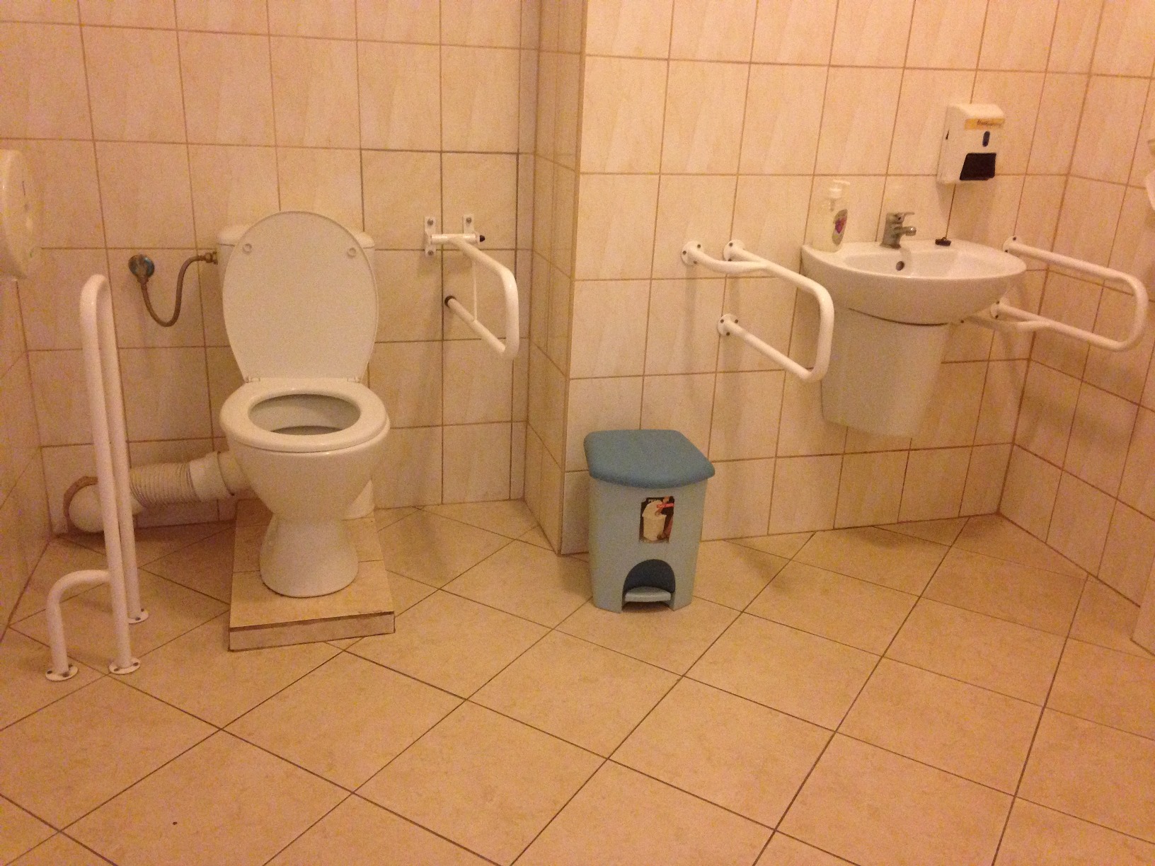 Wnętrze toalety dla niepełnosprawnych na 2 piętrze.