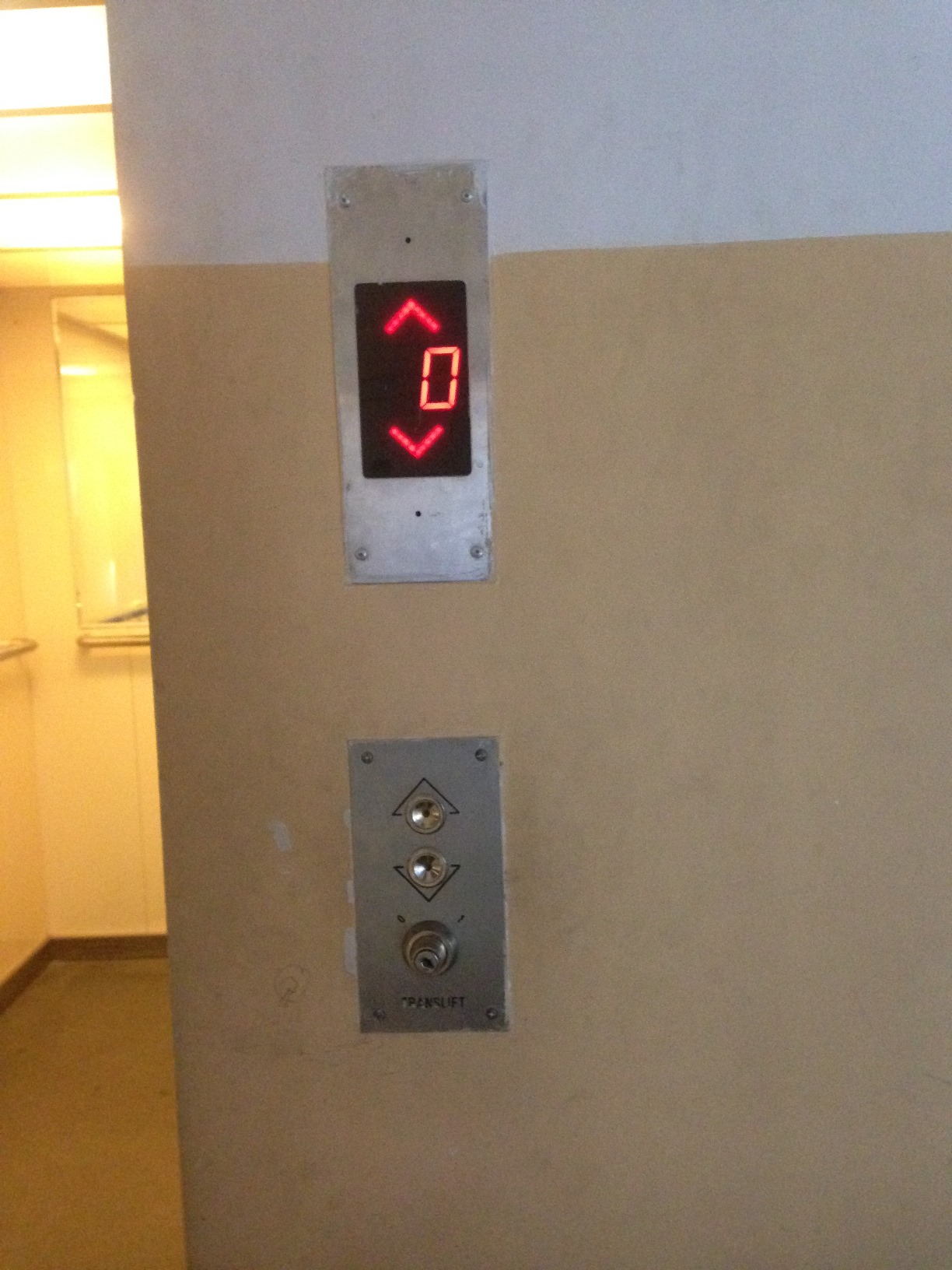 Przycisk przyzywający windę 