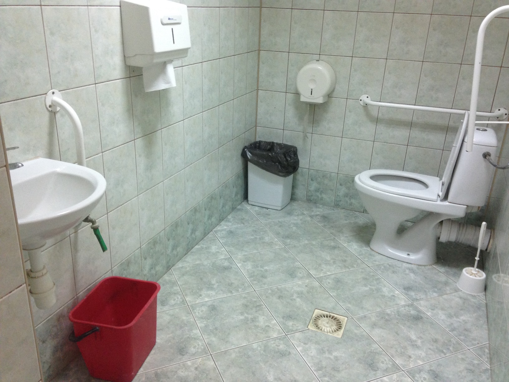 Wnętrze toalety dla niepełnosprawnych na parterze.