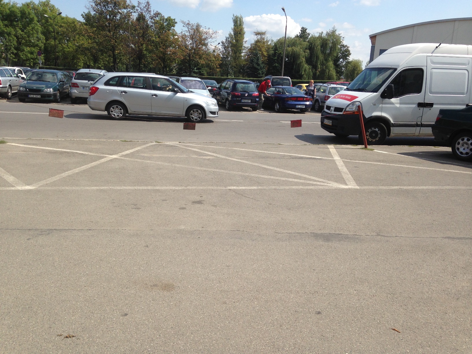 Parking - wyznaczone miejsca dla osób niepełnosprawnych bezpośrednio przed wejściem głównym